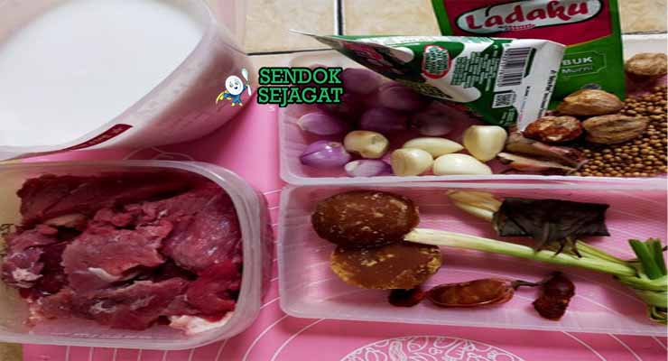 Bahan resep Nasi Krawu dengan daging sapi dan kelapa.