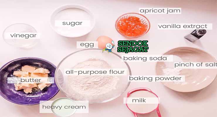 Bahan resep South African Malva Pudding dengan selai aprikot.