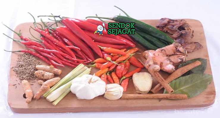 Bahan untuk resep ayam bakar bumbu Bali dengan rempah segar.