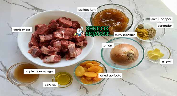 Bahan resep Cape Malay sosaties dengan daging dan aprikot.