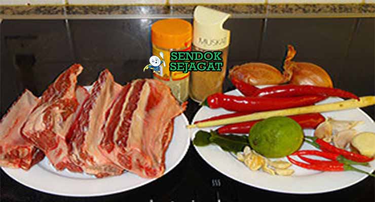 Bahan resep Iga Bakar Kecap Makassar dengan iga sapi dan kecap.