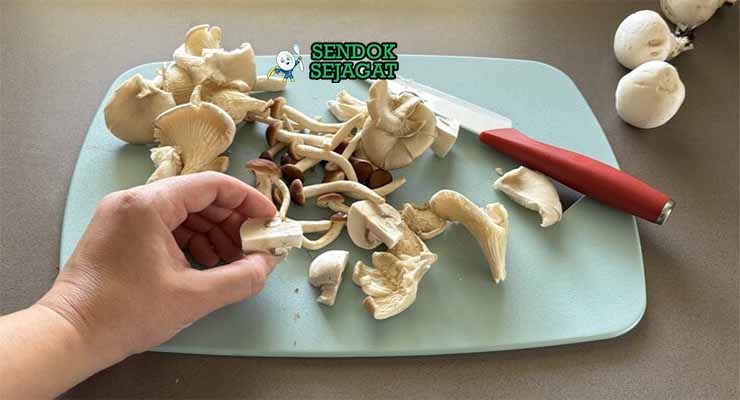 Bahan resep Italian Polenta con Funghi dengan tepung jagung.