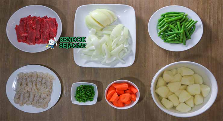 Bahan resep Japanese nikujaga dengan daging sapi dan dashi.