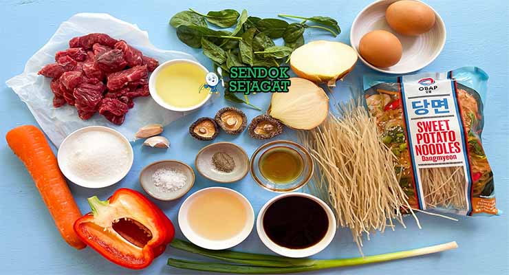 Bahan resep Korean Japchae dengan dangmyeon dan kecap.