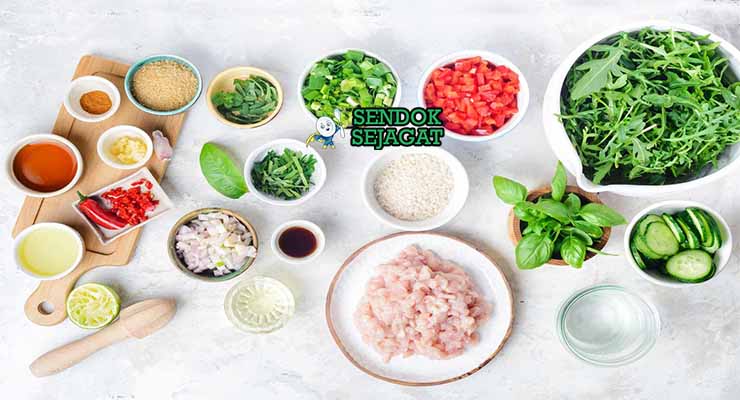 Bahan resep Laotian Larb dengan daging dan mint.