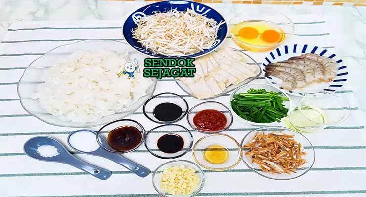 Bahan resep Malaysian Char Kway Teow dengan mie dan kecap.