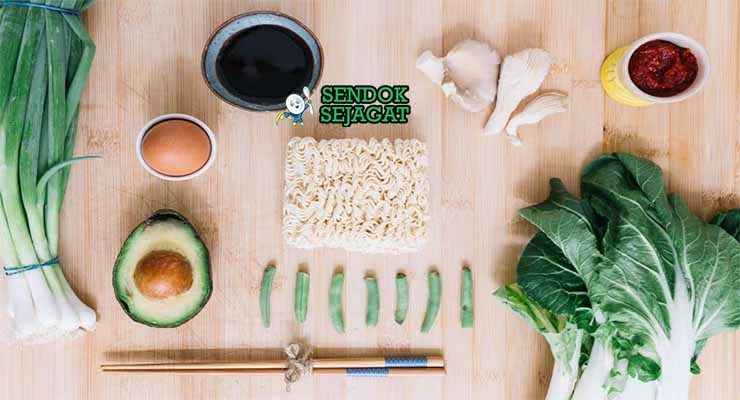 Bahan resep mie goreng Jawa dengan kecap dan tauge.