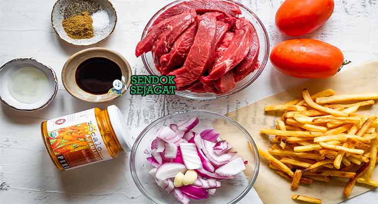 Bahan resep Peruvian lomo saltado dengan daging sapi dan paprika.