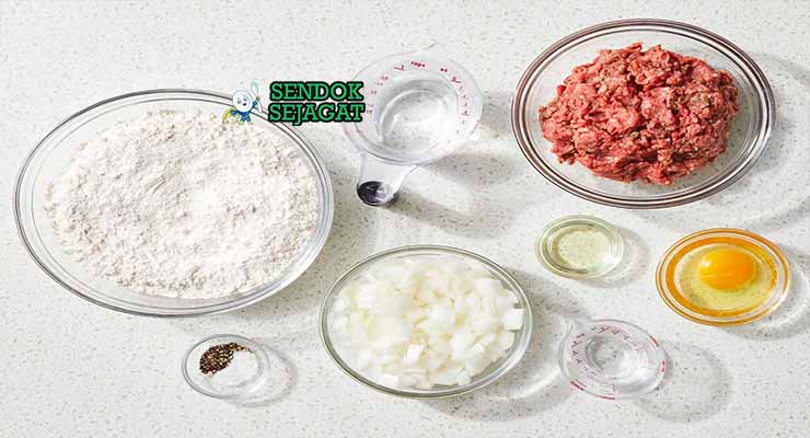 Bahan resep Russian Pelmeni dengan daging dan adonan.