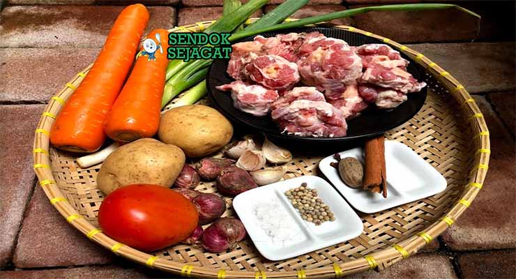 Bahan resep Sop Buntut dengan ekor sapi dan rempah.