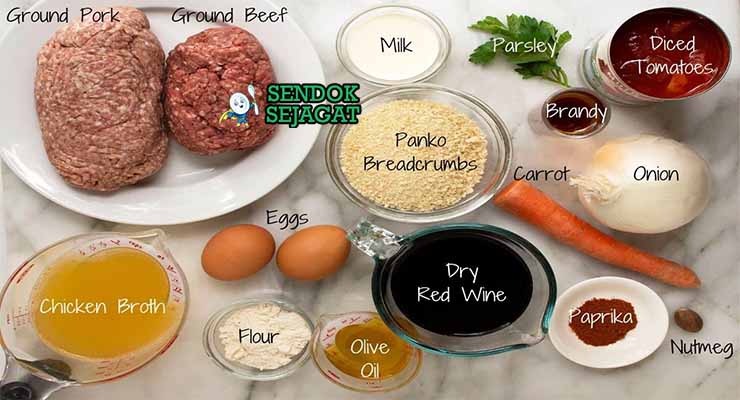 Bahan resep Spanish Albóndigas dengan daging dan tomat.