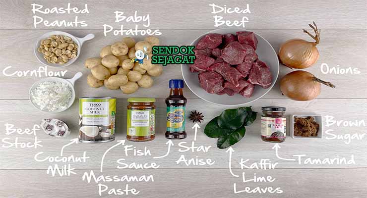 Bahan resep Thai Massaman Curry dengan daging sapi dan rempah.
