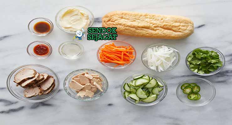 Bahan resep Vietnamese Bánh Mì dengan roti dan wortel.