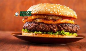 Aussie beef burger juicy dari Sendok Sejagat dengan irisan bit.