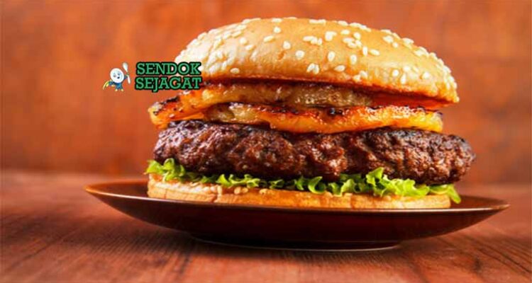 Aussie beef burger juicy dari Sendok Sejagat dengan irisan bit.
