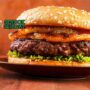 Aussie beef burger juicy dari Sendok Sejagat dengan irisan bit.