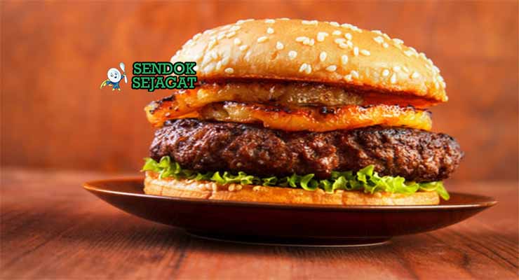 Aussie beef burger juicy dari Sendok Sejagat dengan irisan bit.