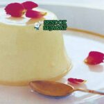 Australian flat white panna cotta lembut dari Sendok Sejagat dengan karamel.