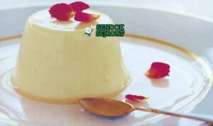 Australian flat white panna cotta lembut dari Sendok Sejagat dengan karamel.