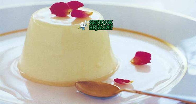 Australian flat white panna cotta lembut dari Sendok Sejagat dengan karamel.