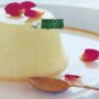 Australian flat white panna cotta lembut dari Sendok Sejagat dengan karamel.