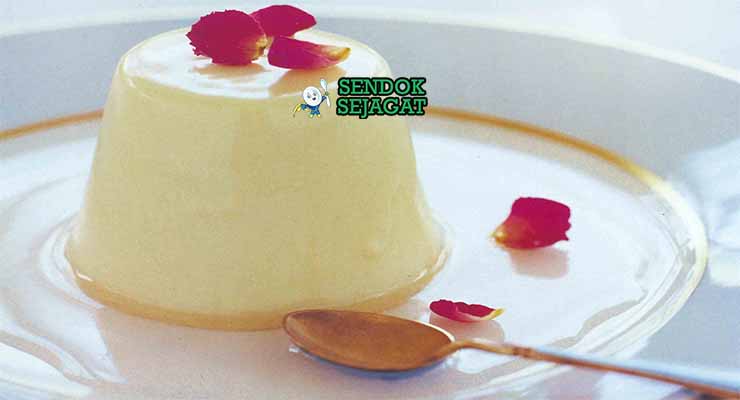 Australian flat white panna cotta lembut dari Sendok Sejagat dengan karamel.