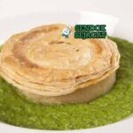 Australian Pie Floater Sendok Sejagat dengan sup kacang.