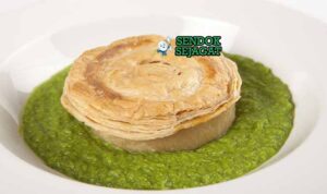 Australian Pie Floater Sendok Sejagat dengan sup kacang.