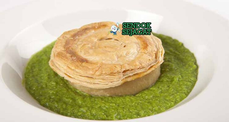 Australian Pie Floater Sendok Sejagat dengan sup kacang.