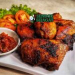 Ayam bakar bumbu Bali siap saji dari Sendok Sejagat dengan sambal matah.