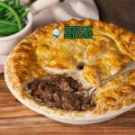 Beef and mushroom pie autentik dari Sendok Sejagat dengan kulit pastry keemasan.
