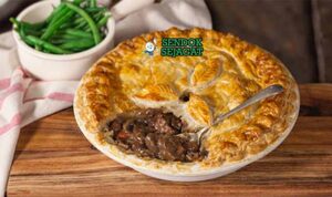 Beef and mushroom pie autentik dari Sendok Sejagat dengan kulit pastry keemasan.