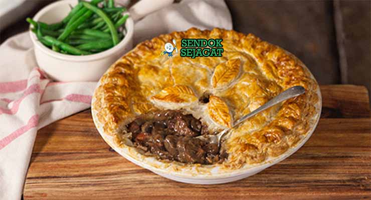 Beef and mushroom pie autentik dari Sendok Sejagat dengan kulit pastry keemasan.