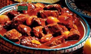 Beef tagine autentik dari Sendok Sejagat dalam panci tanah liat.
