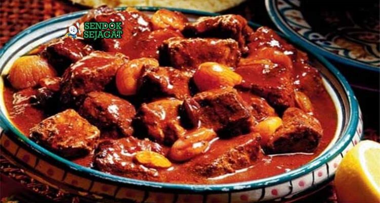 Beef tagine autentik dari Sendok Sejagat dalam panci tanah liat.