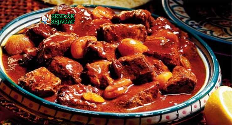 Beef tagine autentik dari Sendok Sejagat dalam panci tanah liat.