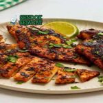 Blackened chicken autentik dari Sendok Sejagat dengan bumbu Cajun di piring.