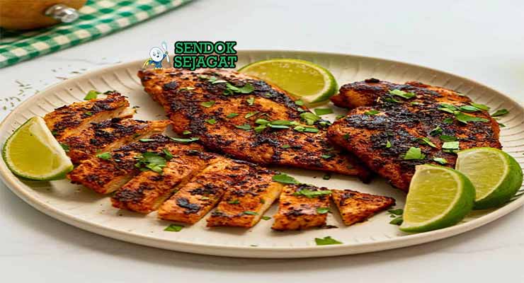 Blackened chicken autentik dari Sendok Sejagat dengan bumbu Cajun di piring.