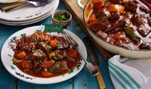 Boeuf en daube autentik dari Sendok Sejagat dengan kuah anggur di panci.