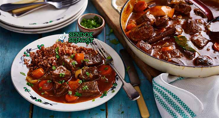 Boeuf en daube autentik dari Sendok Sejagat dengan kuah anggur di panci.