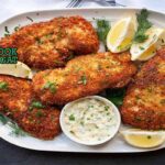 Chicken Kyiv renyah dari Sendok Sejagat dengan mentega meleleh.