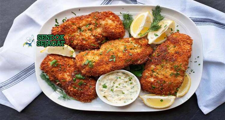Chicken Kyiv renyah dari Sendok Sejagat dengan mentega meleleh.