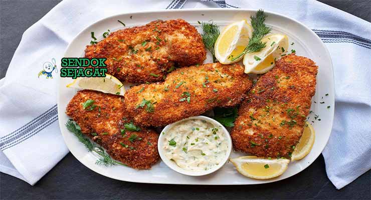 Chicken Kyiv renyah dari Sendok Sejagat dengan mentega meleleh.