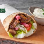 Chicken shawarma autentik dari Sendok Sejagat dalam roti pita dengan saus tahini.