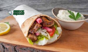 Chicken shawarma autentik dari Sendok Sejagat dalam roti pita dengan saus tahini.
