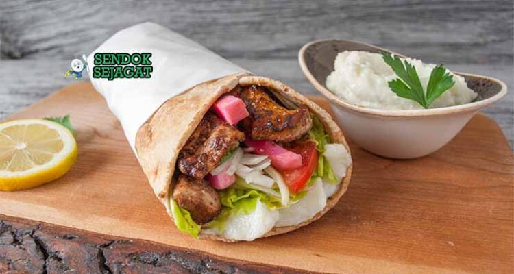 Chicken shawarma autentik dari Sendok Sejagat dalam roti pita dengan saus tahini.