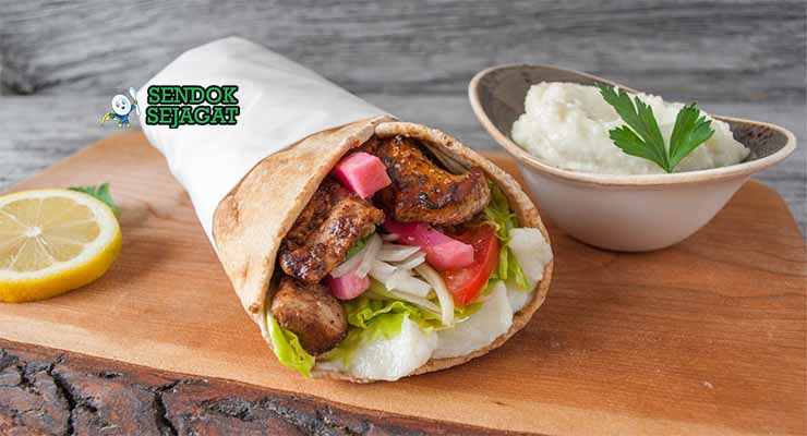 Chicken shawarma autentik dari Sendok Sejagat dalam roti pita dengan saus tahini.