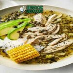 Colombian Ajiaco Sendok Sejagat dengan krim dan jagung.