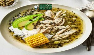 Colombian Ajiaco Sendok Sejagat dengan krim dan jagung.