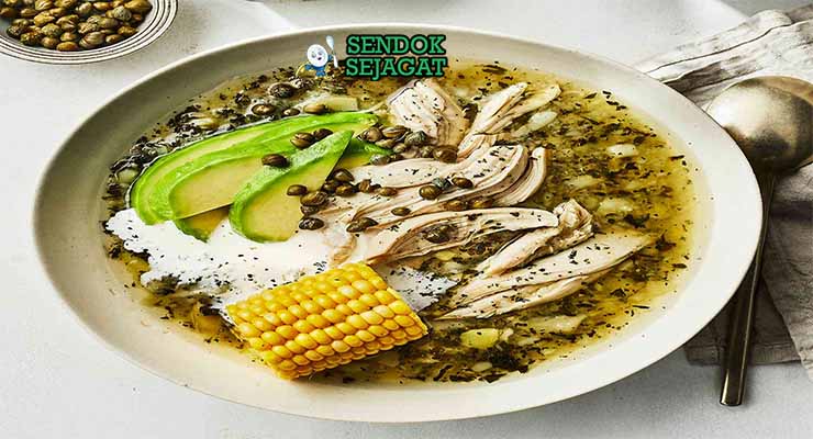 Colombian Ajiaco Sendok Sejagat dengan krim dan jagung.
